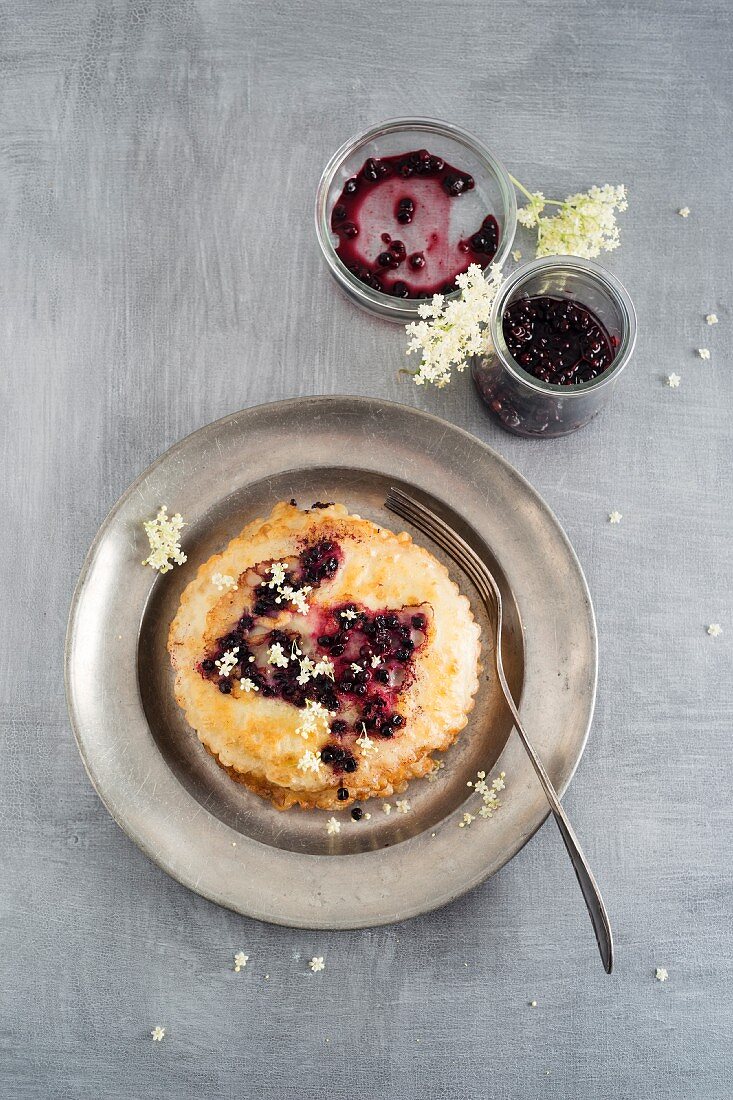 Pfannkuchen mit Holunderbeeren