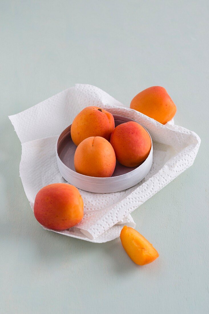Frische Aprikosen in einer Schale