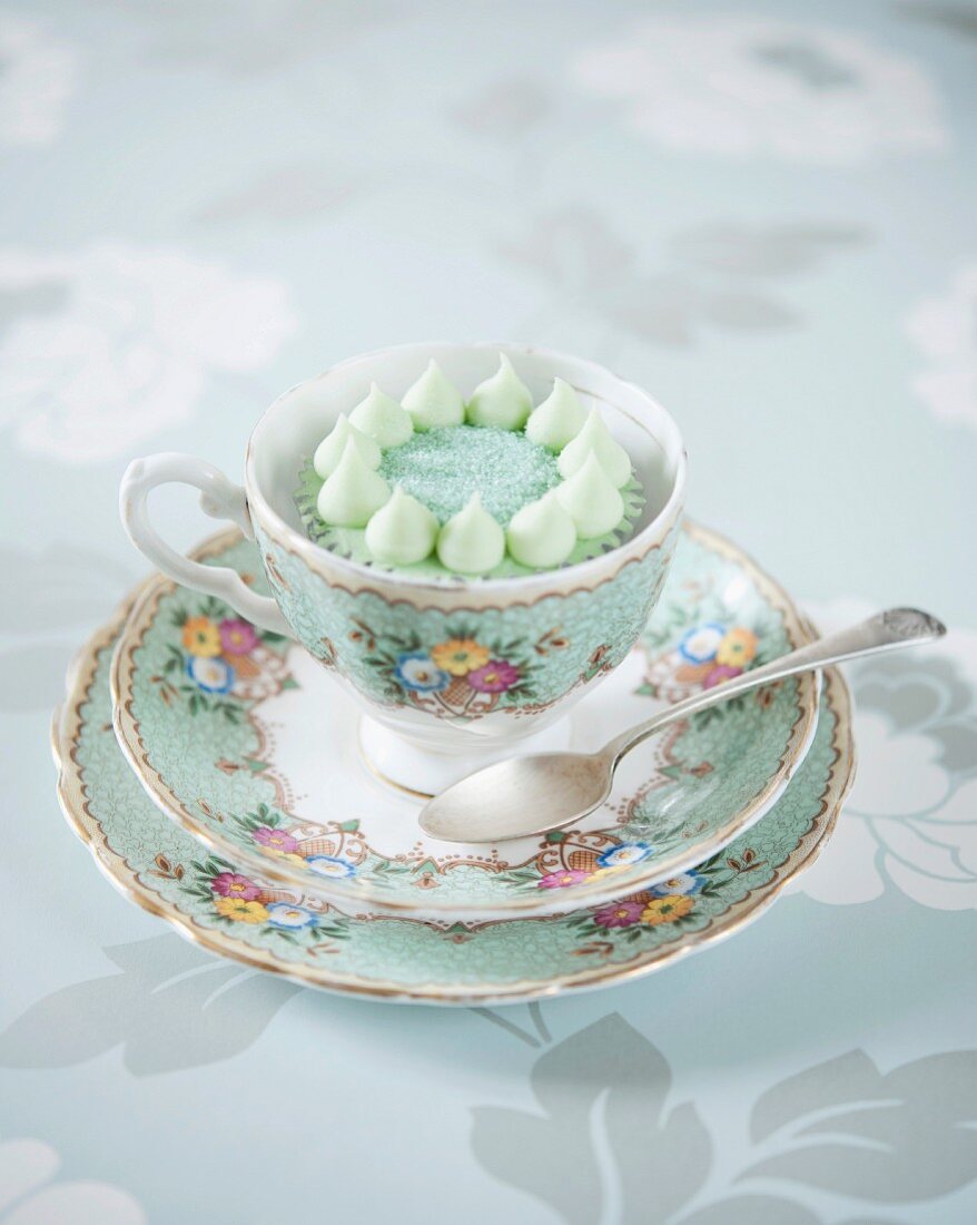 Limetten-Cupcake in einer Tasse