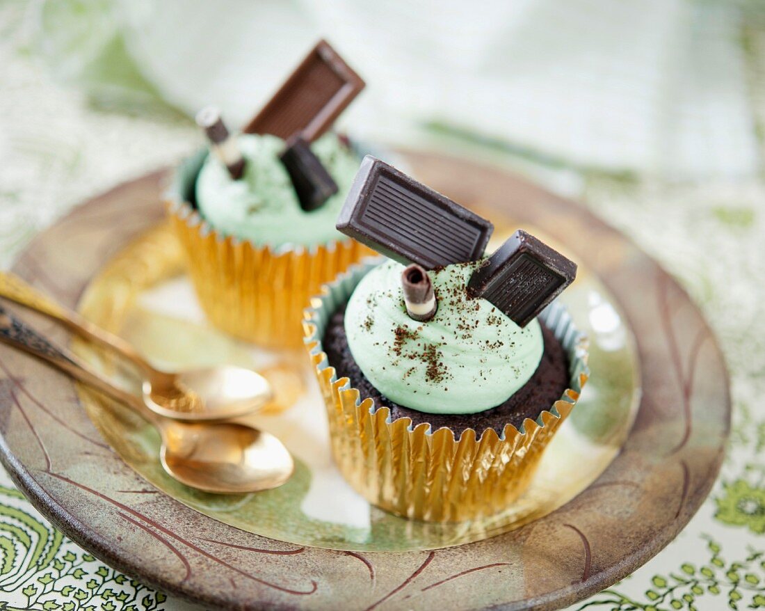Schokolade-Espresso-Cupcakes mit Pfefferminzcreme