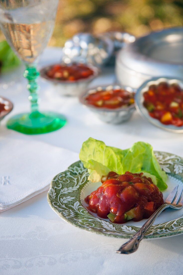 Tomatenaspik mit Salatblatt auf Teller