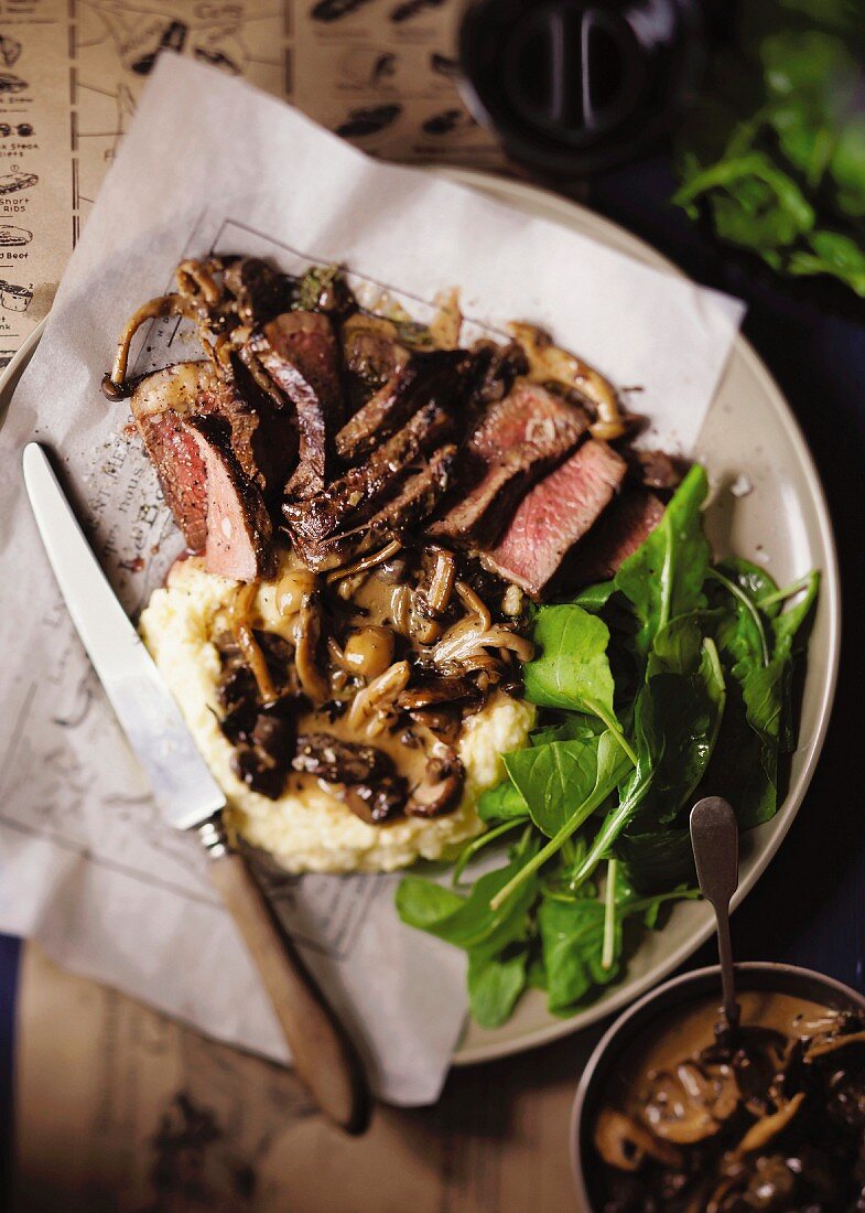 Rindersteak mit würziger Meerettich-Polenta, Pilzsauce und grünem Salat