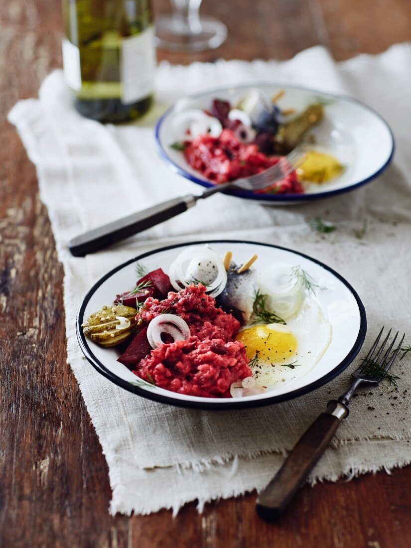 Labskaus mit Spiegelei, Gurke und Rollmops