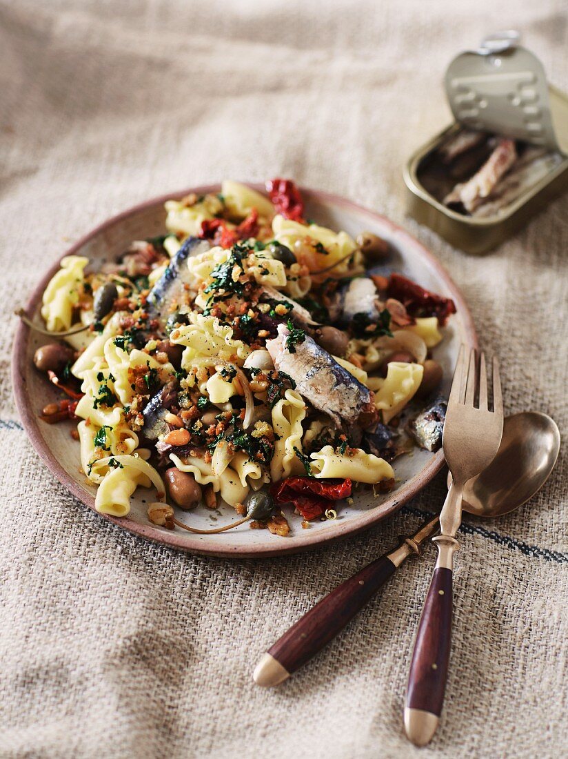 Mediterranean pasta with sardines in oil