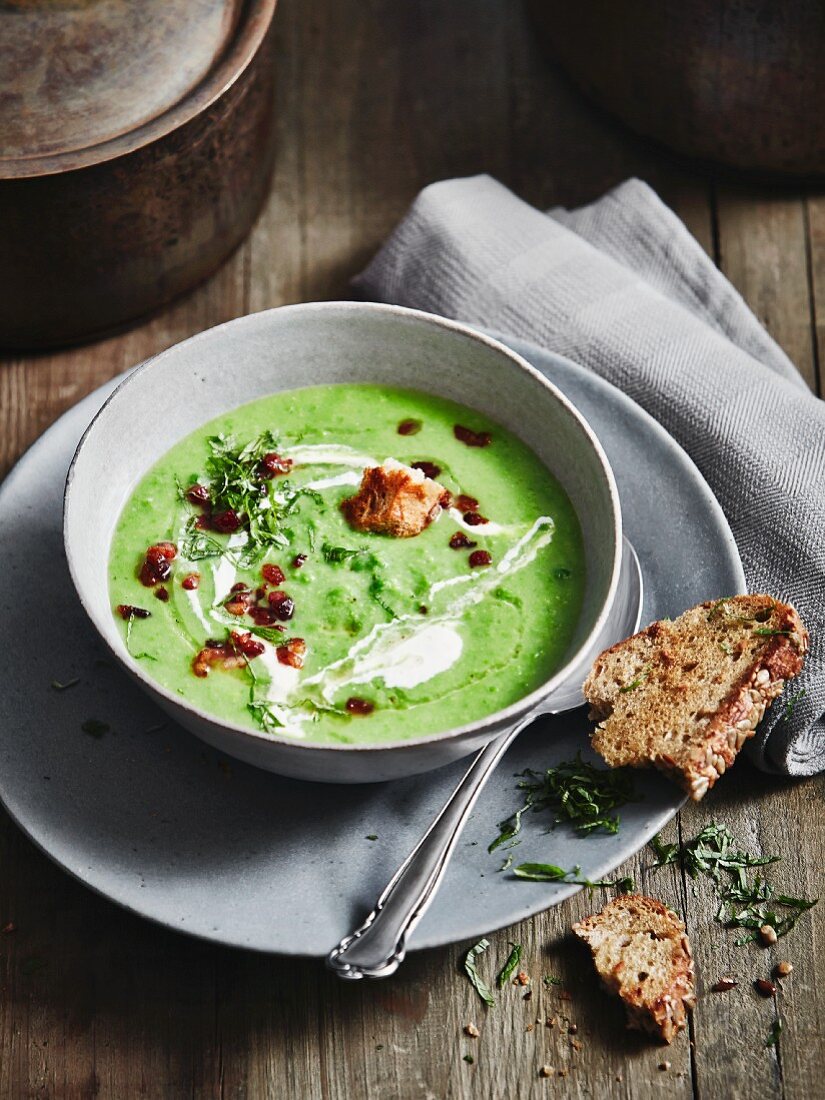 Pea soup with croutons