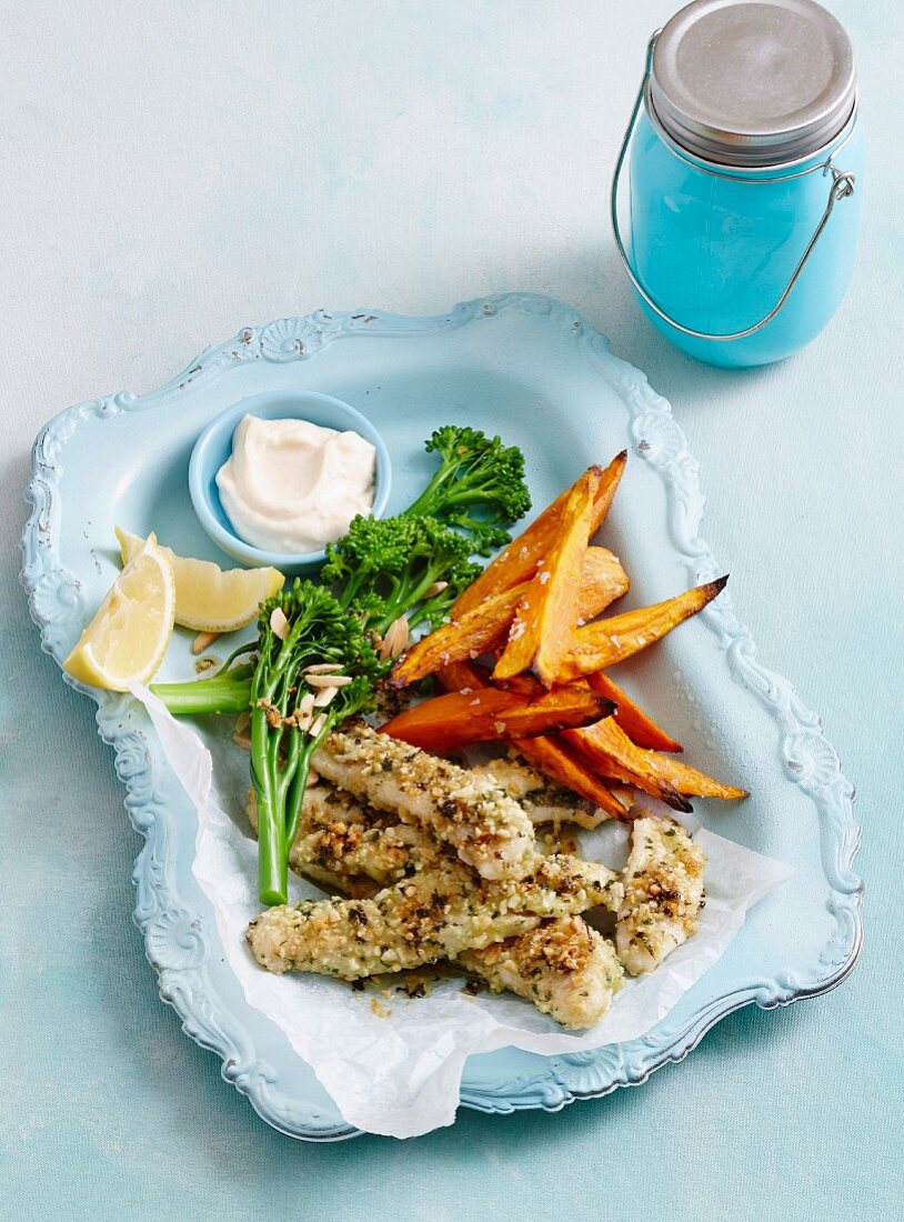 Fischstäbchen mit Mandelpanade und Süsskartoffelfritten