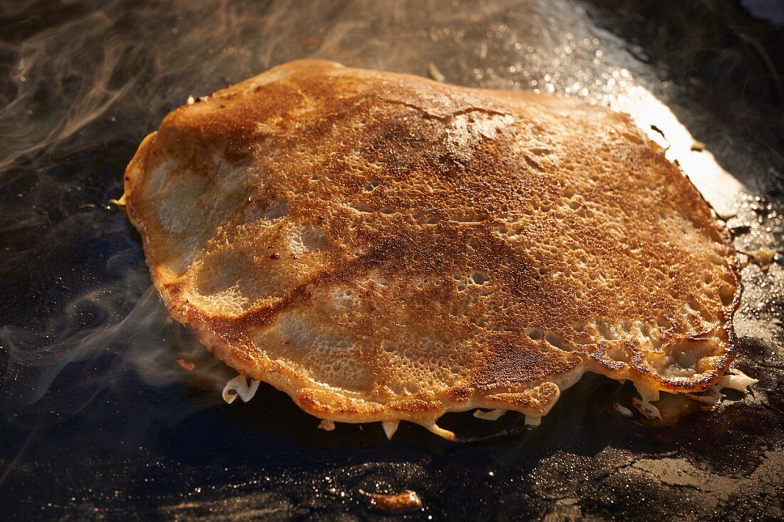 Okonomiyaki (Pfannkuchen, Japan) auf dem Markt