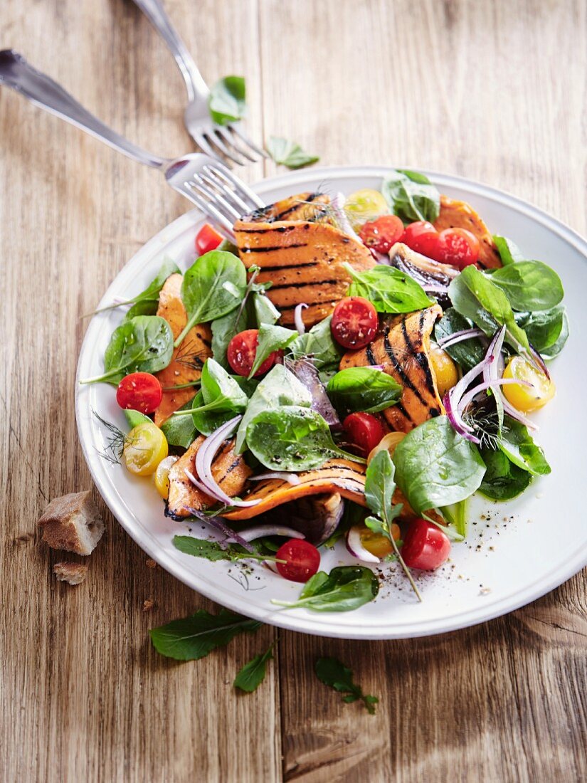 Salat mit gegrillter Süßkartoffel, Blattspinat und Kirschtomaten