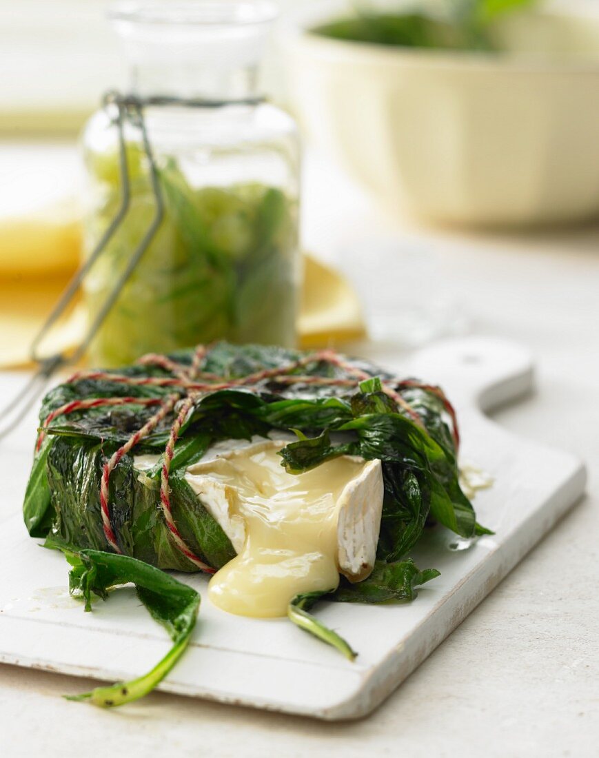 Camembert in Wildkräutern mit Grappa-Weintrauben