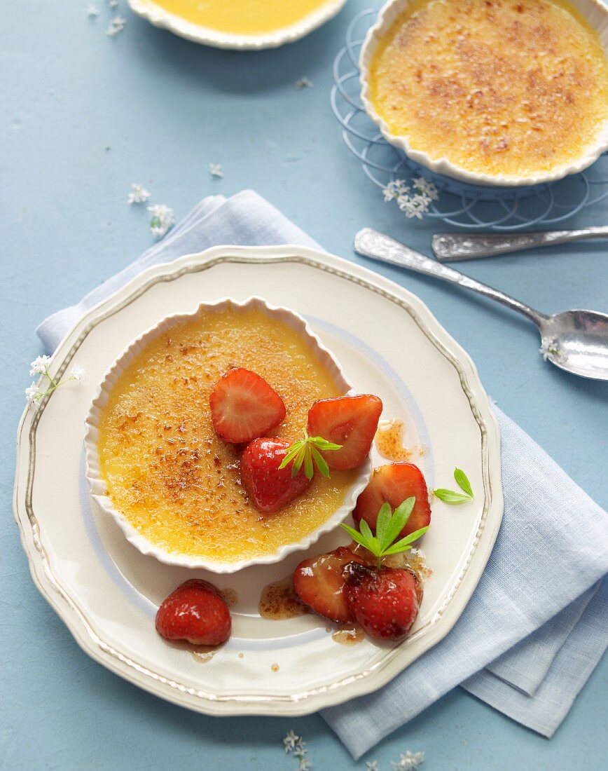 Waldmeister-Creme-Brulee mit gebratenen Erdbeeren