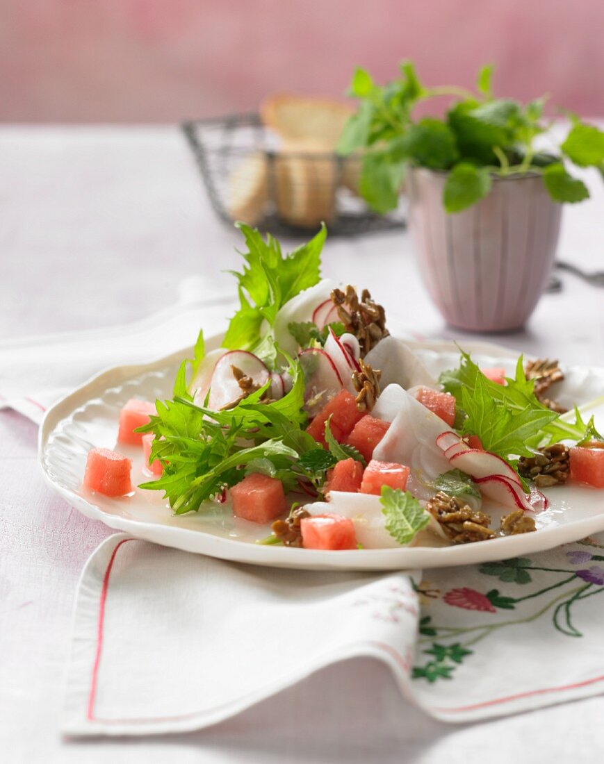 Rettich-Radieschen-Salat mit Wassermelone und Zitronenmelisse