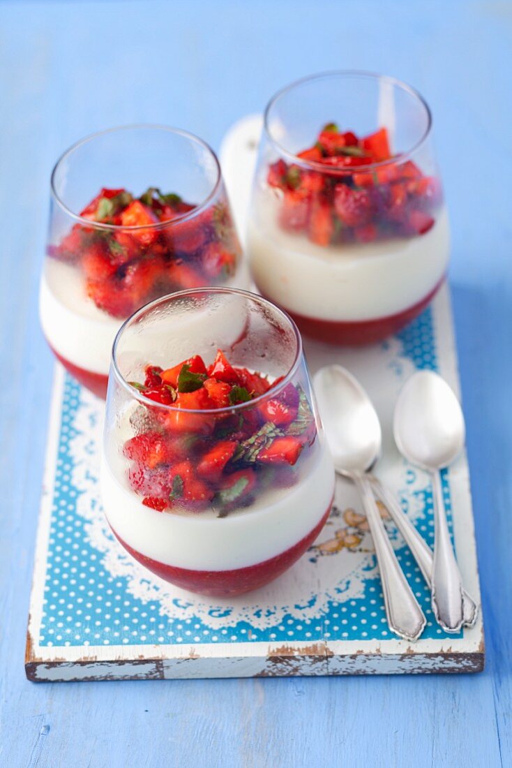 Strawberry jelly with vanilla panna cotta, fresh strawberries and mint