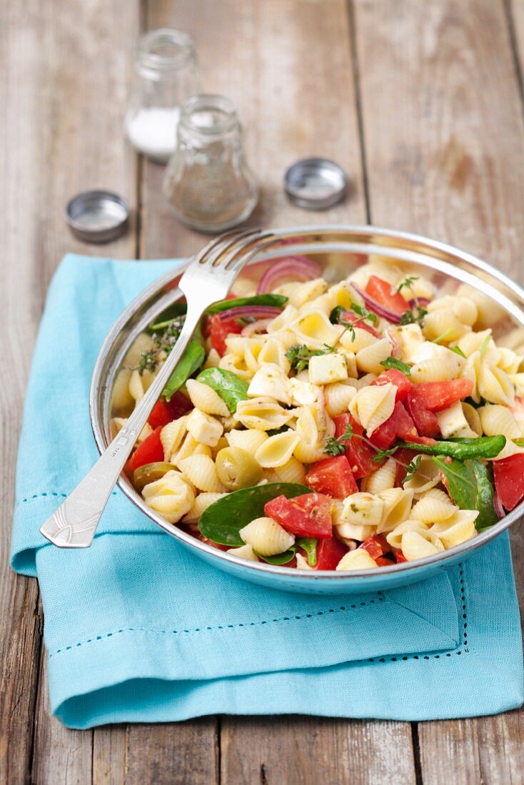 Conchiglie-Rigate-Nudelsalat mit Mozzarella, Tomaten, Spinat, Oliven und Pesto