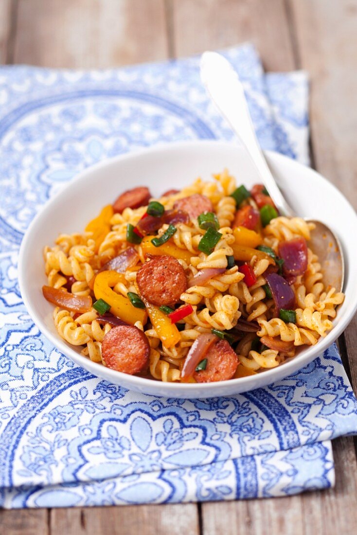 Fusilli-Salat mit Chorizo, Paprika und Zwiebeln