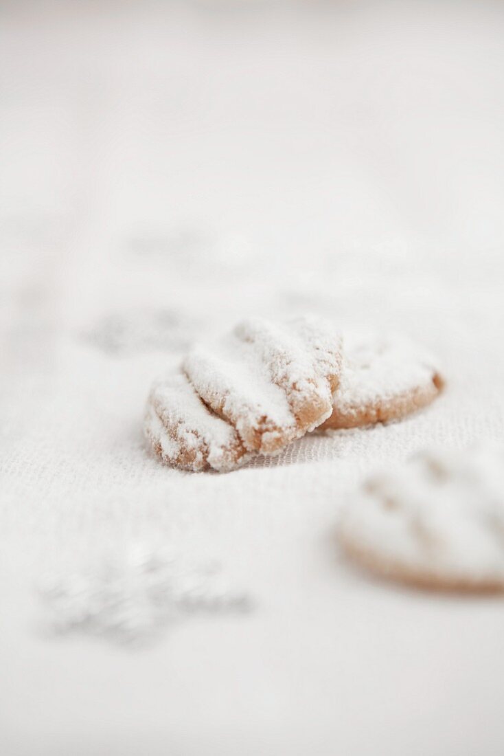 Shortbread cookies with icing sugar (Christmas)