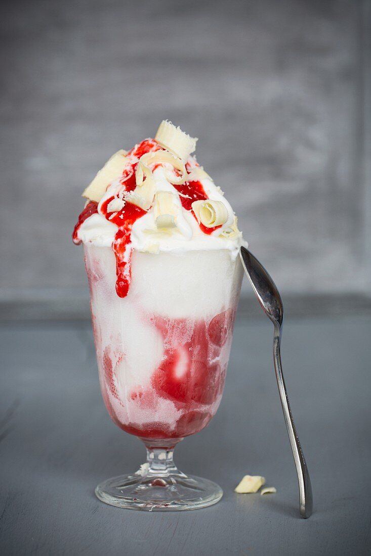 Frozen Yoghurteis mit Erdbeersauce und weißer Schokolade