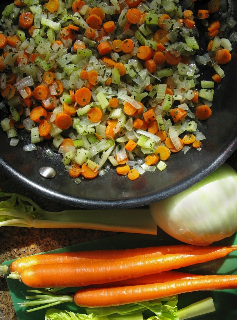 Mirepoix (Röstgemüse) mit Karotten und Sellerie