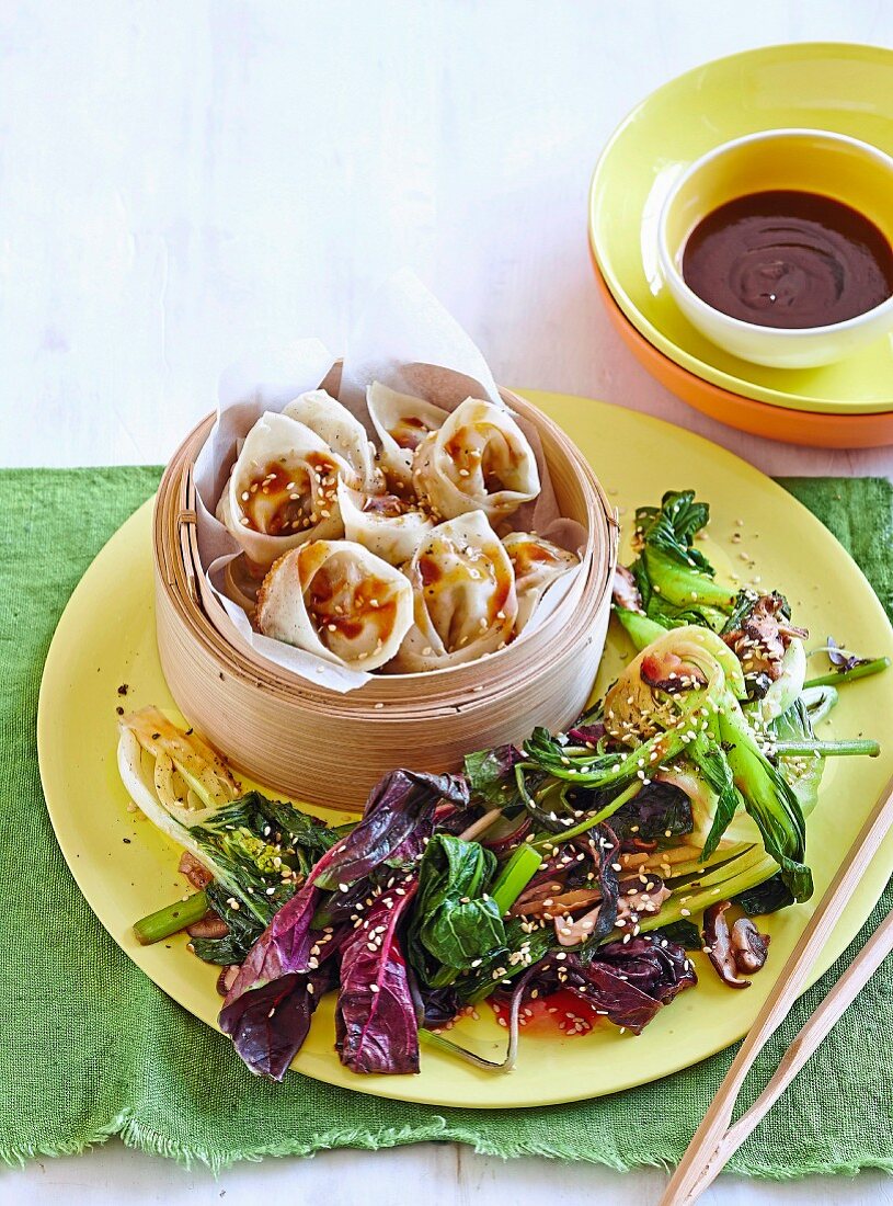 Wontons mit Entenfüllung und Gemüse