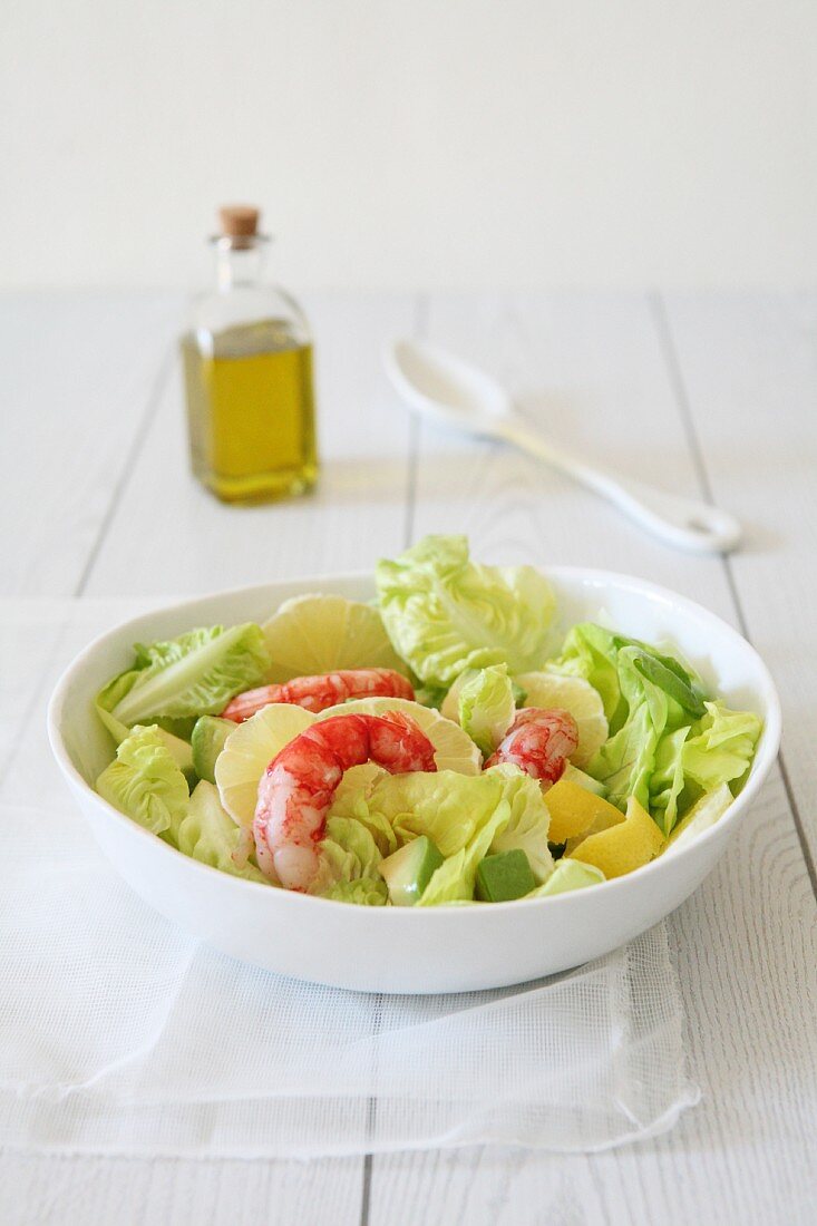 Green salad with lemons and prawns