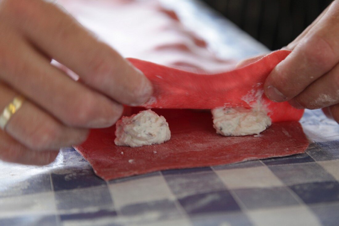 Rote Ravioli herstellen