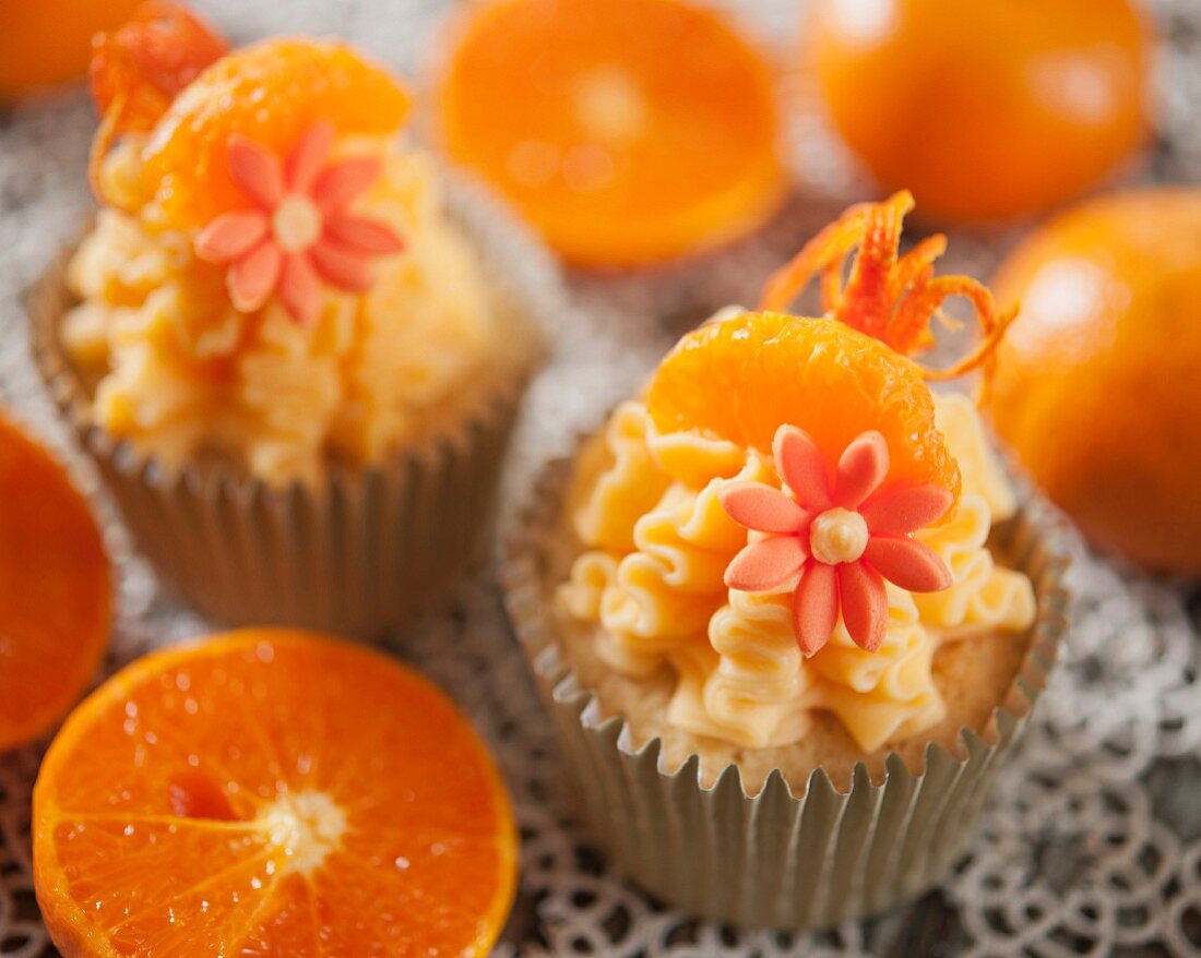 Mandarinen-Cupcakes mit Zuckerblüte