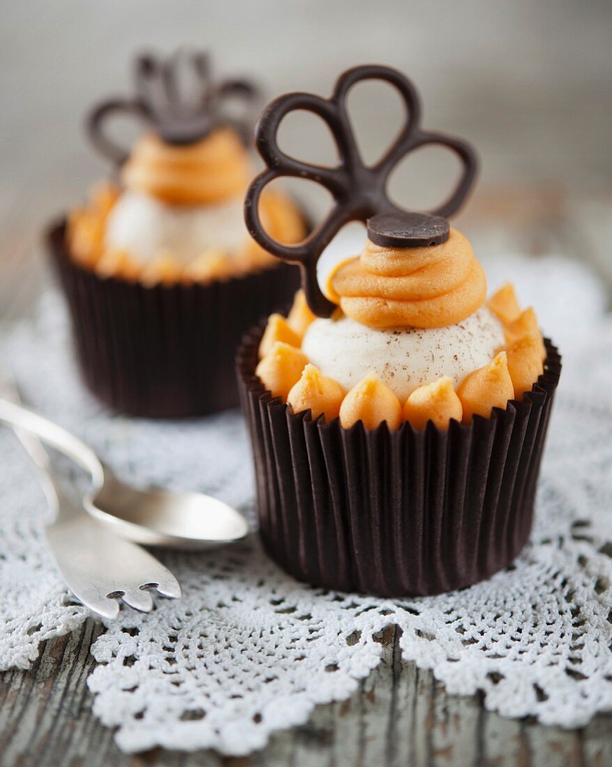 Grand Marnier-Cupcakes mit Schokoladendekoration