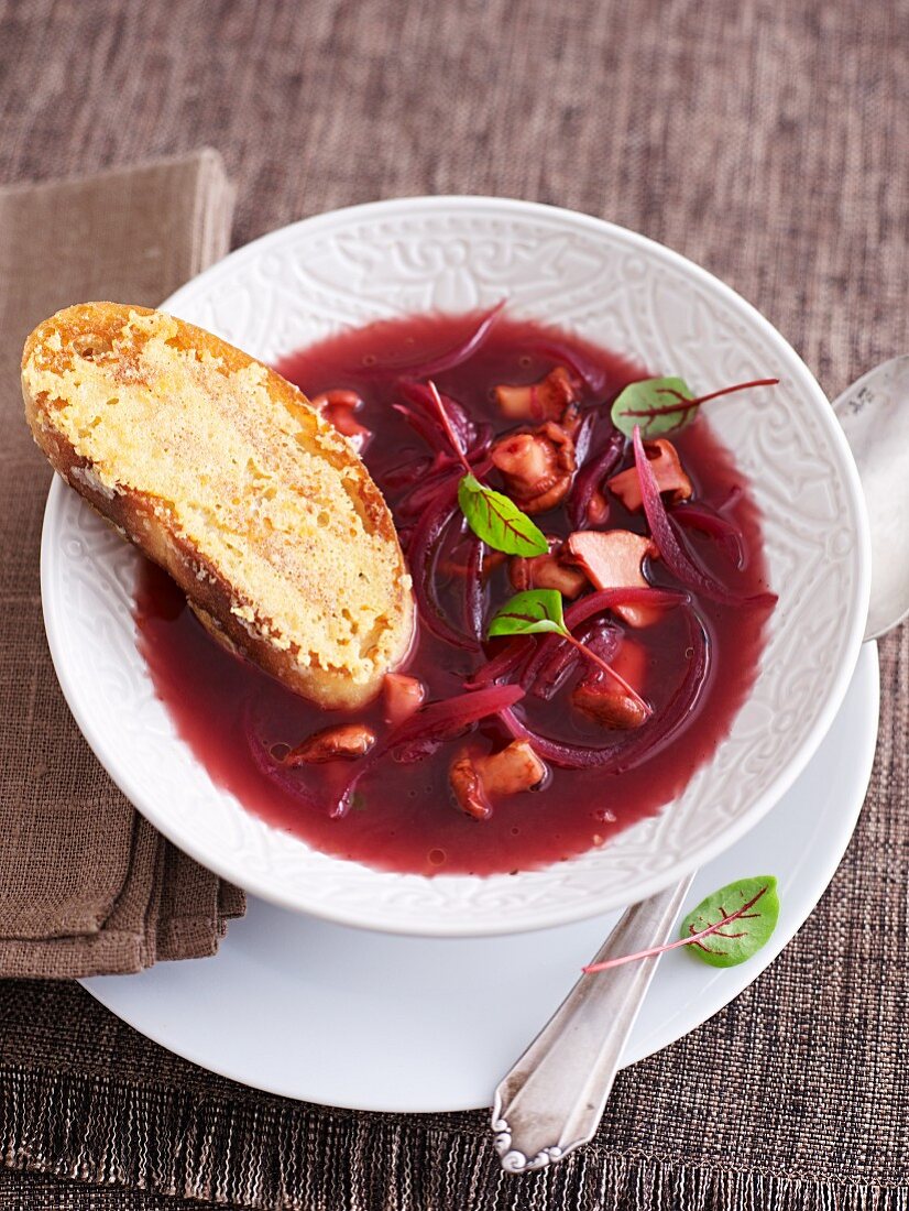 Rote Zwiebelsuppe mit Pfifferlingen