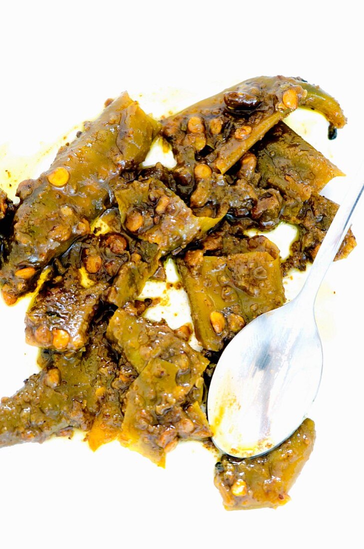 Grünes Chili-Chutney mit Löffel (Indien)