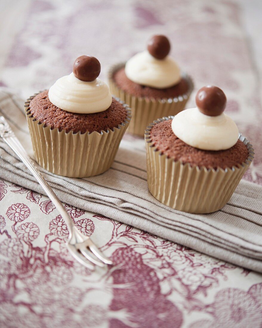 Chocolate cupcakes decorated with white chocolate buttercream