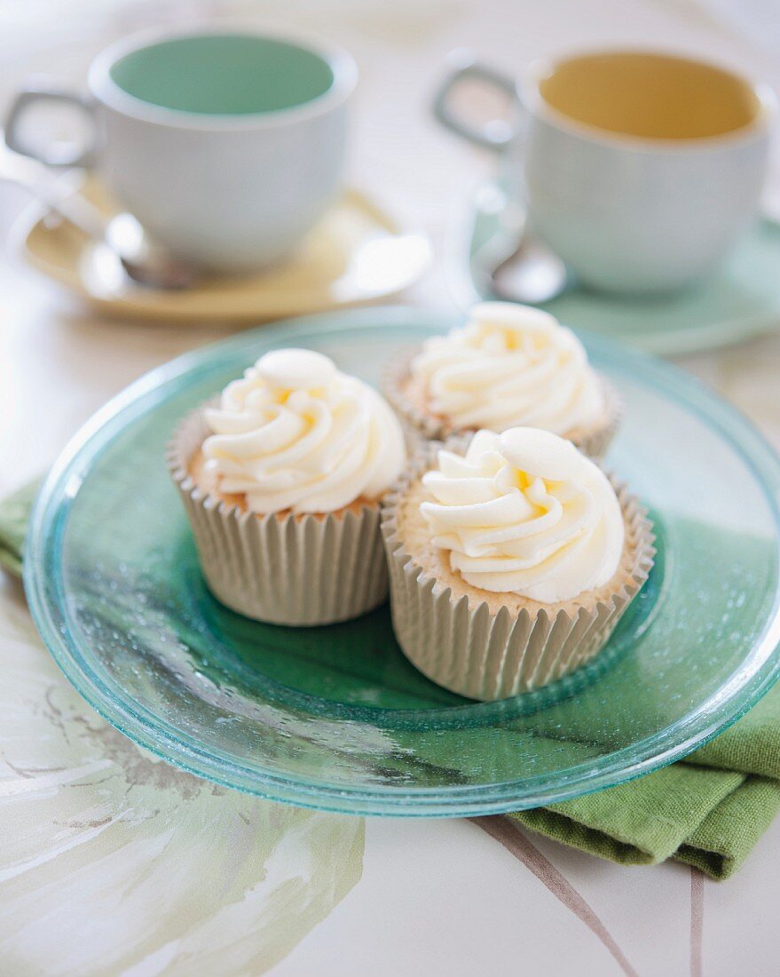 Cupcakes decorated with white chocolate