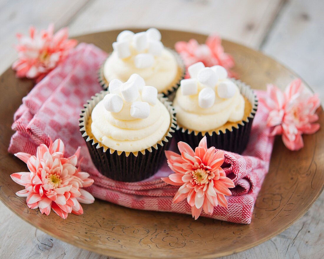 Vanilla cream and marshmallow cupcakes
