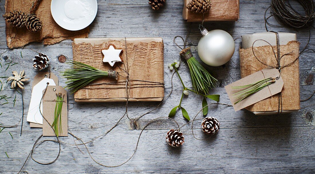 Natürliche Verpackungsideen für Geschenke mit Rinde, Kiefernnadeln, Zapfen