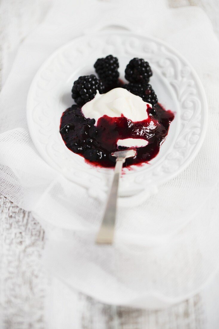 Yoghurt with blackberry compote and fresh blackberries