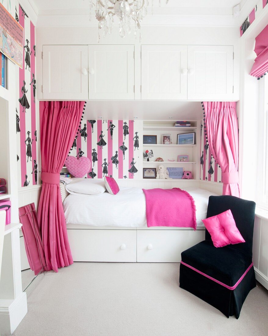 Mädchenzimmer in Weiß, Pink und Schwarz mit Alkoven