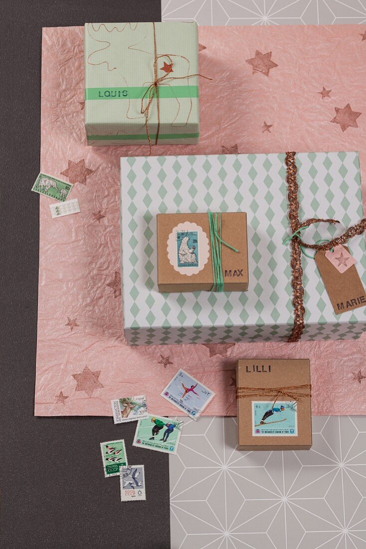 Weihnachtliche Verpackungsideen mit Geschenkpapier, Briefmarken und Geschenkbändern