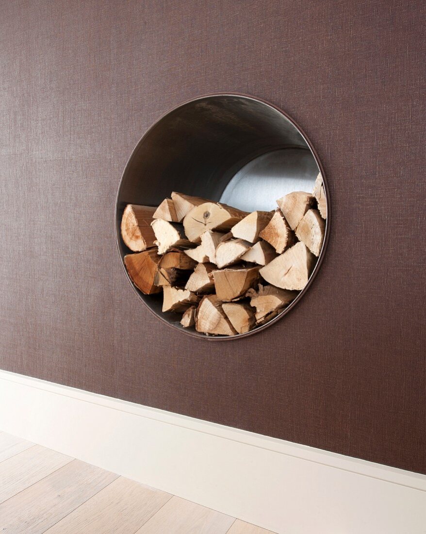 In die Wand eingelassenes rundes Regal zur Lagerung von Holz