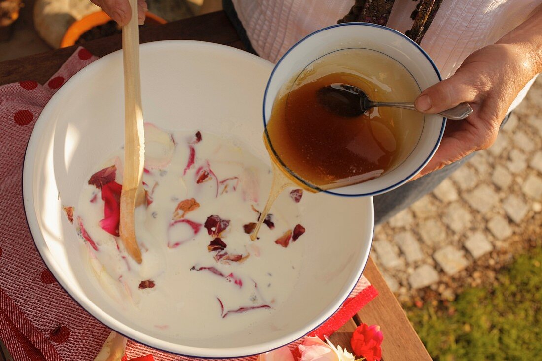 Milchbad mit Rosenblütenblättern und Honig herstellen