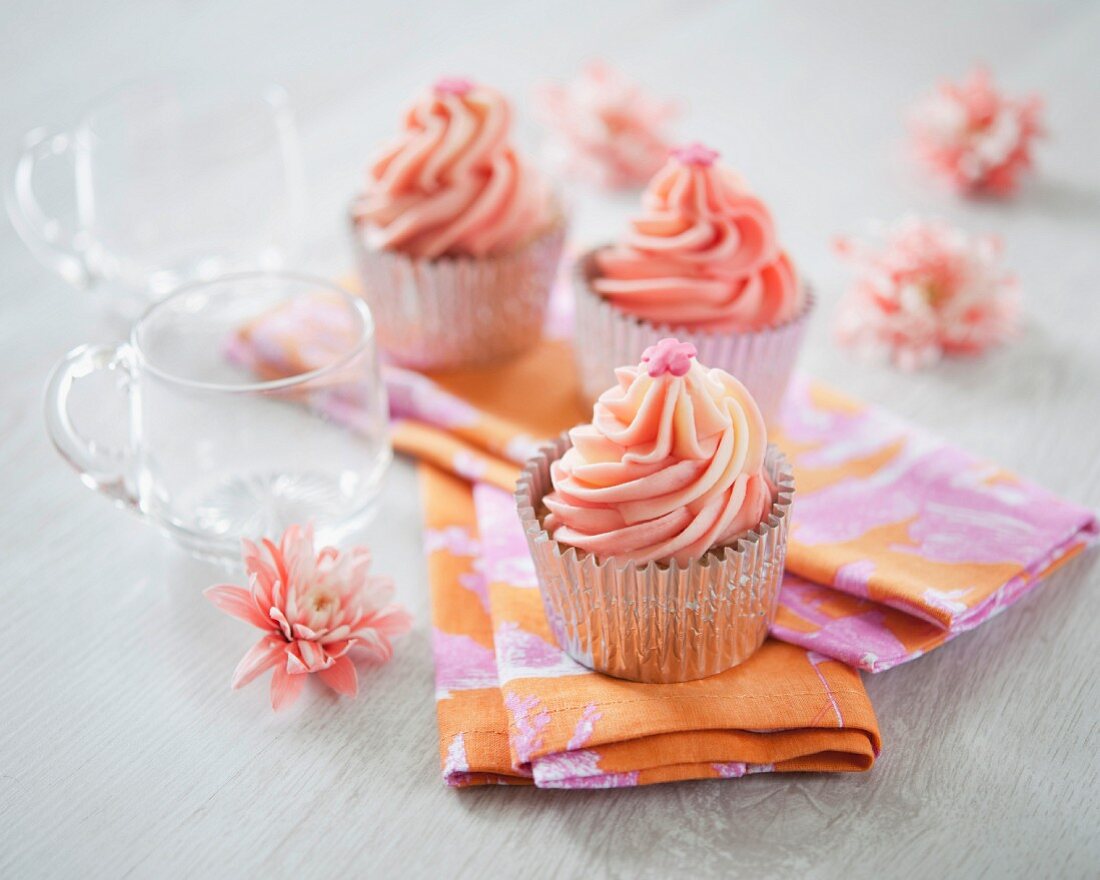 Cupcakes with raspberry cream