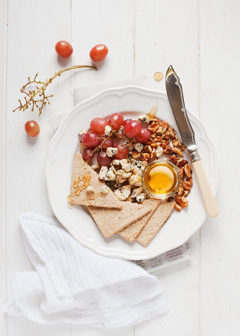 Stilton mit roten Trauben, Oatcakes, Nüssen & Honig