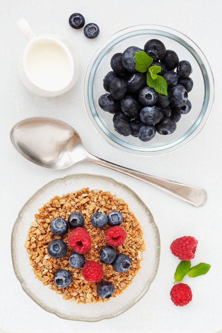 Müsli mit frischen Himbeeren & Heidelbeeren (Aufsicht)