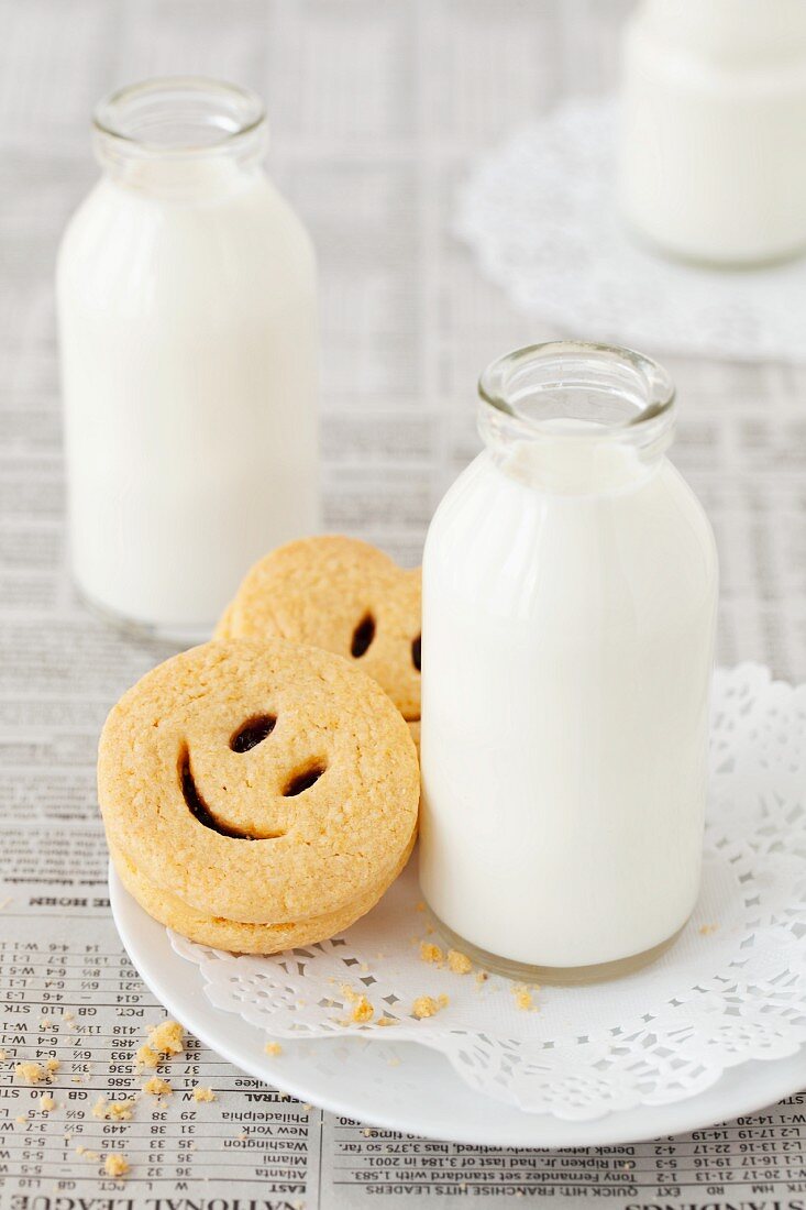 Smiley sandwich biscuits served with milk