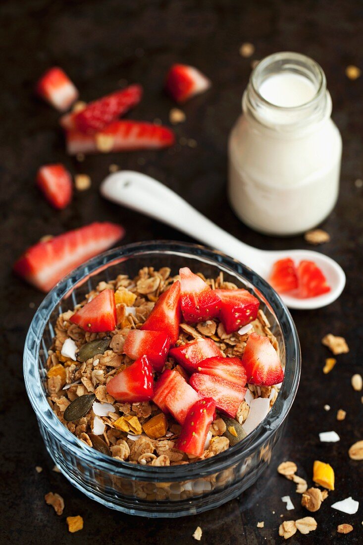 Mango-Granola mit frischen Erdbeeren