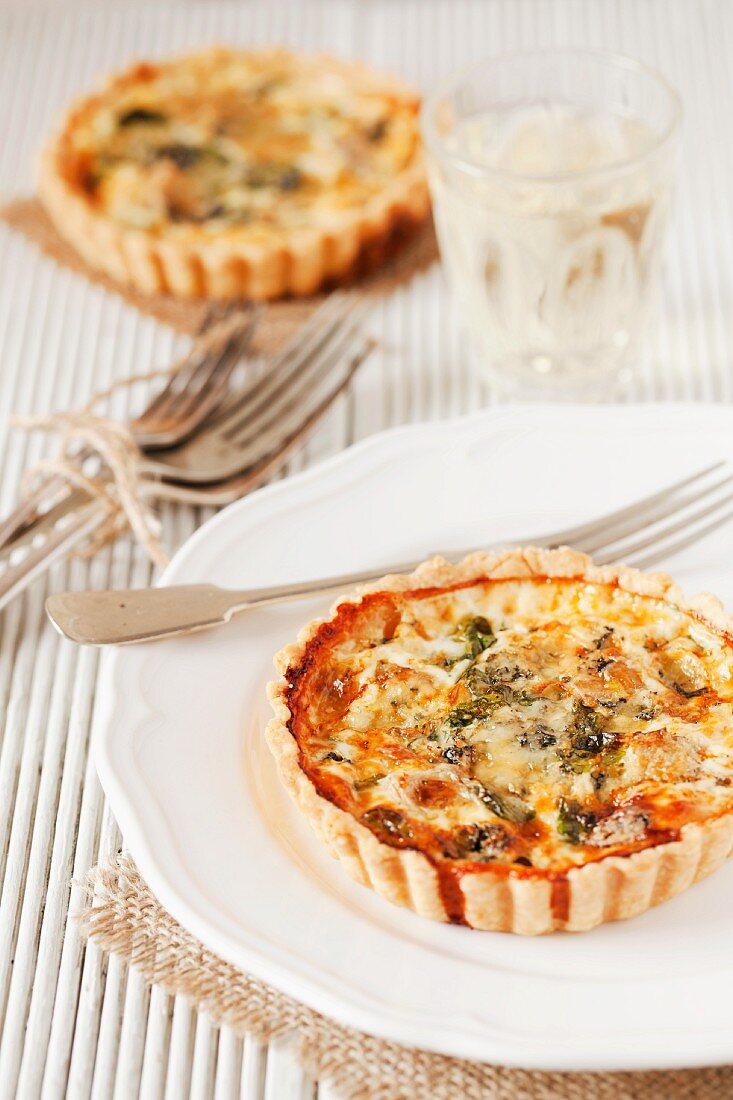 Tartlets with blue cheese, water cress and artichokes