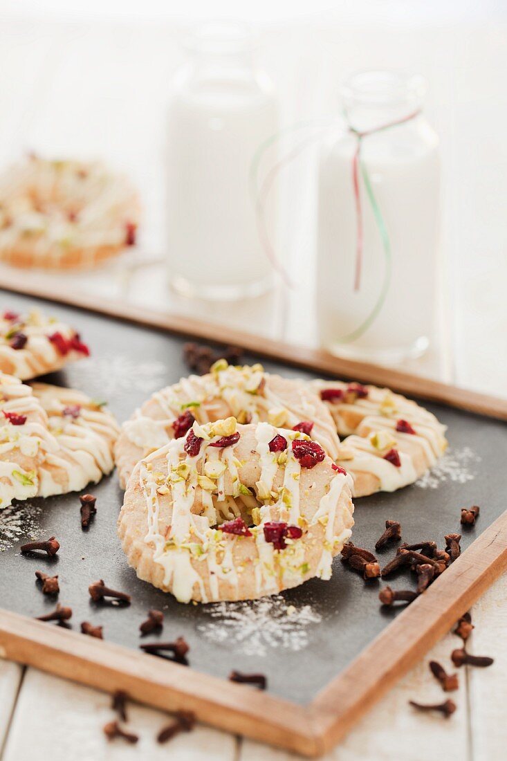 Gebäckringe mit weisser Schokolade, Cranberries & Pistazien