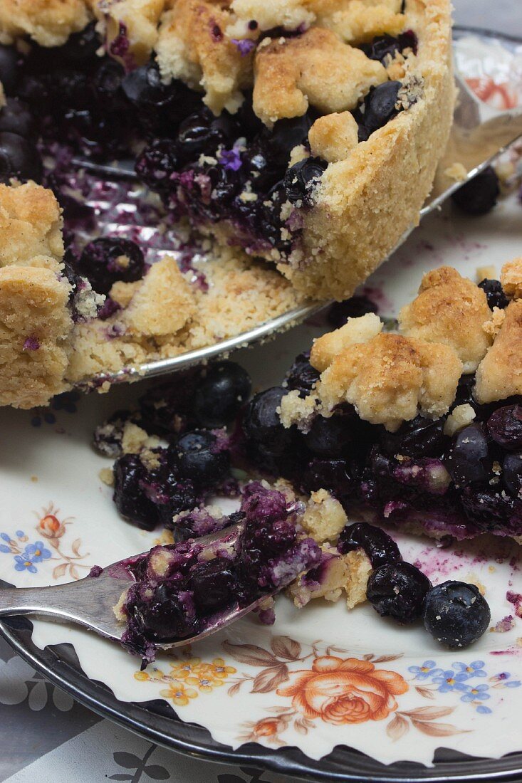 Blueberry crumble cake