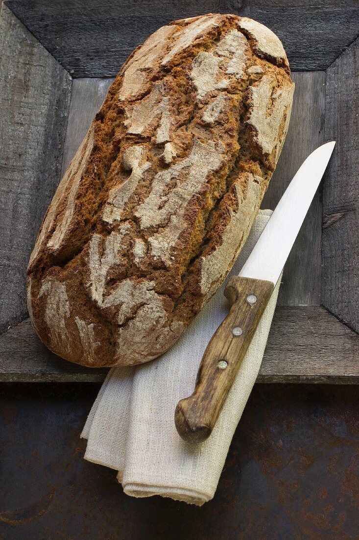 Brotlaib in einer Holzschüssel