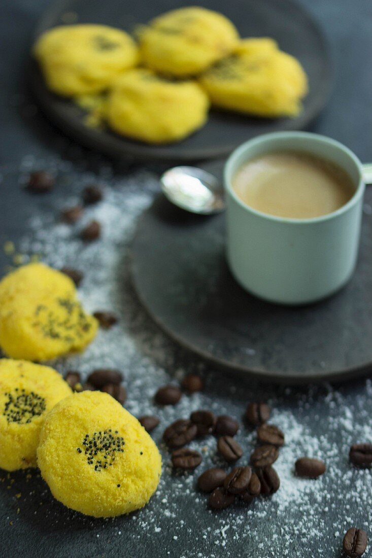 Persische Maisküchlein mit Mohnsamen zum Espresso