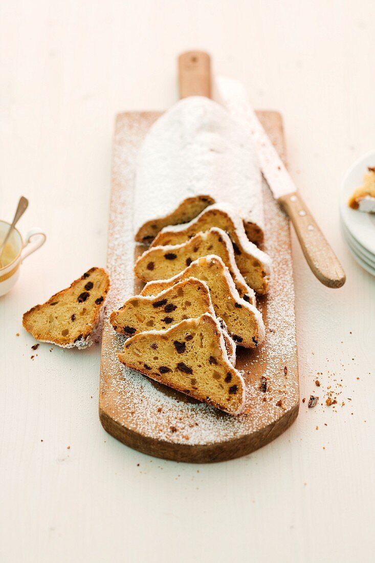 Christstollen, angeschnitten, auf Schneidebrett