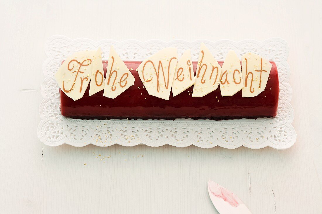 A Christmas cake with the words 'Frohe Weihnacht'