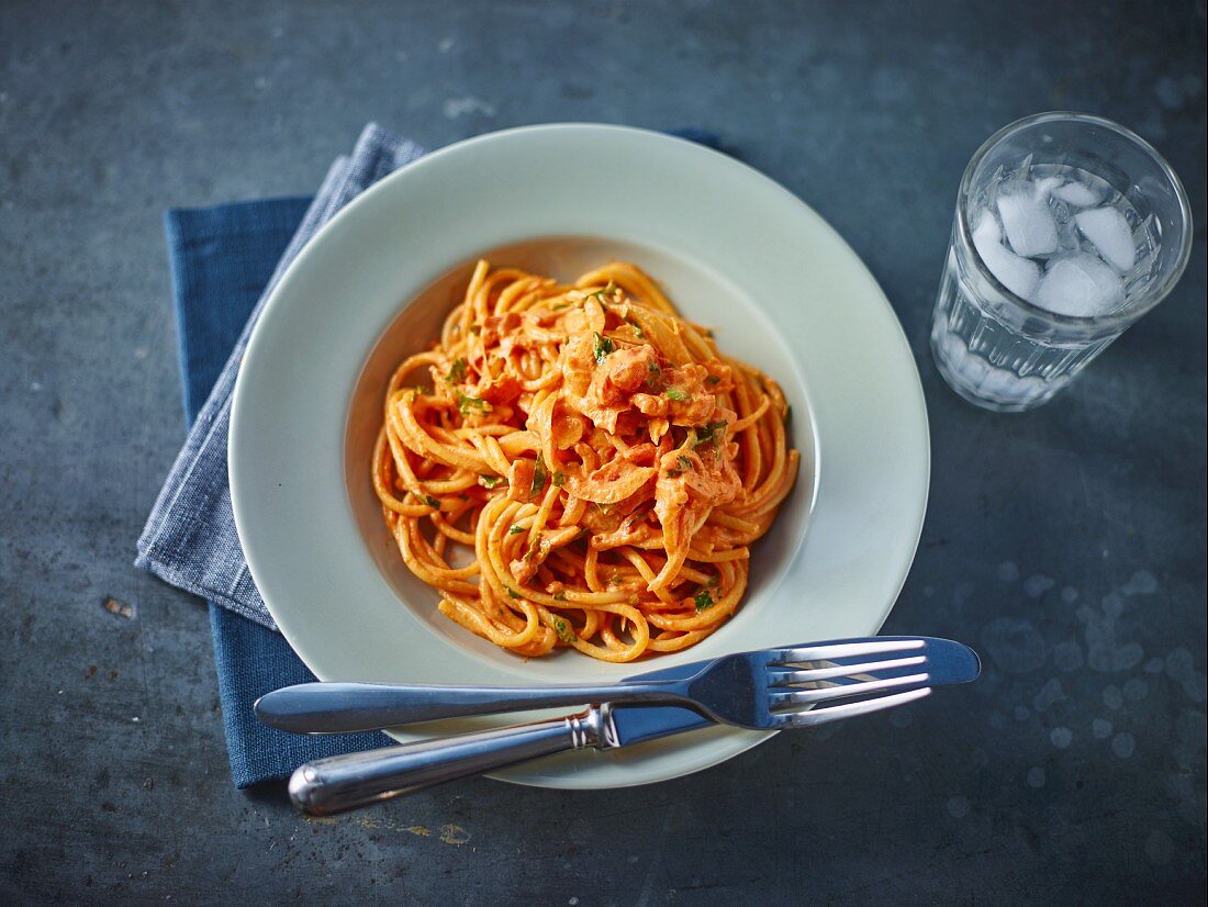Spaghetti mit Tomaten, Chili & Speck
